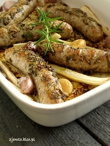 Biała kiełbasa pieczona z czosnkiem i ziołami Pieczenie białej kiełbasy nie jest czynnością wymagającą specjalnych umiejętności. I bardzo dobrze, bo dzięki użyciu kilku dodatków...