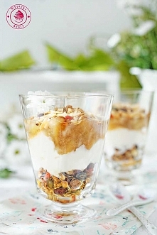 Jogurt z musli i duszonymi gruszkami - Wypieki Beaty