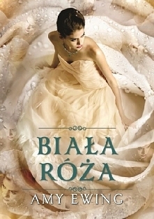 Violet ucieka. Po tym, jak Diuszesa przyłapała ją z Ashem, dziewczyna nie ma innego wyjścia, jak uchodzić z Klejnotu, inaczej i ją i jej ukochanego czeka śmierć. Jednak opuszcze...