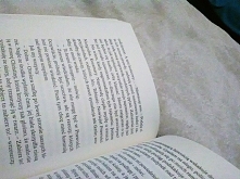 Otwórz książkę, która jest najbliżej ciebie na losowej stronie. Czwarte zdanie od góry opisuje twoją przyszłość 