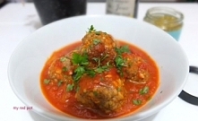 Pulpeciki jagnięce z serem halloumi i chermoulą w pomidorowym sosie.