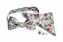 Niebieska mucha w kwiaty, poszetka i spinki do mankietów - dla modnego pana młodego :)

Zestaw dodatków dostępny w sklepie ślubnym Madame Allure!