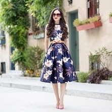 Sukienka w kwiaty Chi Chi London doskonale sprawdzi się na weselu.