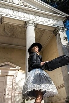 Ciekawe połączenie sukienki Chi Chi London i ramoneski.