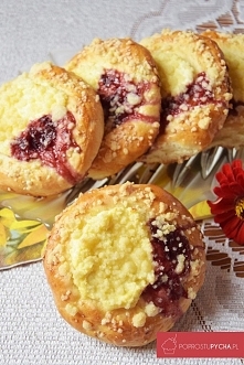 Drożdżówki z serem, dżemem i kruszonką