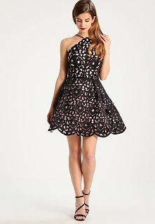 Cudowna rozkloszowana sukienka koktajlowa Chi Chi London Petite TAMARA.