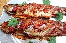 PSTRĄG PIECZONY W SOSIE POMIDOROWYM Przepis na pieczonego pstrąga jest bardzo prosty i niewiarygodnie smaczny za sprawą pysznego, pomidorowego sosu z dodatkiem imbiru i czosnku....