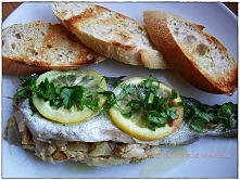 PSTRĄG FASZEROWANY Pstrąg pieczony w foli z aromatycznym nadzieniem,plastrami cytryny i natką pietruszki to bardzo prosta potrawa,przygotowanie jej nie zajmuje dużo czasu. 4 świ...