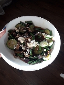 Kolacja moja  (fasola,pieczarki,cukinia,cebula czerwona,szczypior,pietruszka,ser typu feta,słonecznik,oliwa. Przyprawy to sól pieprz czerwona papryka slodka i szczypta chili pos...