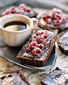 Mini tarty czekoladowe z solonym karmelem. Przepis po kliknięciu w zdjęcie.