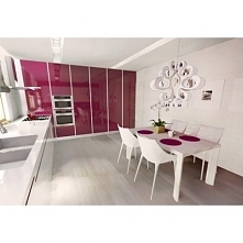 Emporio - nowoczesny zwis pojedynczy. Lampa wykonana z tworzywa w kolorze białym, czerwonym lub czarnym. Dekoracyjnie uformowane ramiona ozdobione są zwisającymi szklanymi brelo...