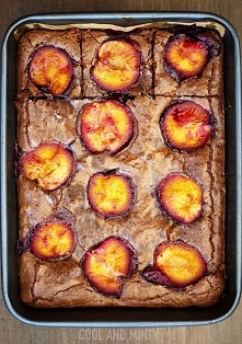 brownie z pieczoną śliwką
