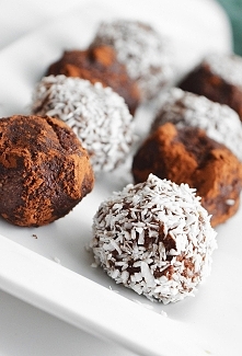 Truffelki z daktyli i masy migdałowej. Przepis po kliknięciu w zdjęcie oraz na instagramie vaneska_fit