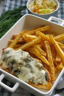 Kurczak zapiekany z pieczarkami i mozzarellą. Przepis po kliknięciu w zdjęcie.