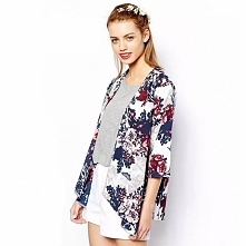 Piękna narzutka kimono w kwiatki, uatrakcyjni każdą stylizację. Kliknij w zdjęcie i zobacz gdzie można kupić! ;)