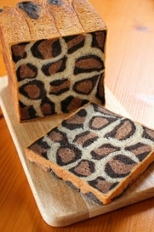 375 g mąki

• 35 g cukru

• 1/2 łyżeczki soli

•1 łyżeczka drożdży instant

• 250 ml mleka

• 20 g masła o temperaturze pokojowej

Dodatkowo by przygotować ciasto w kolorze jasn...