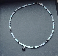 krótki naszyjnik z amazonitów, jadeitów i hematytów - modne malutkie minerały