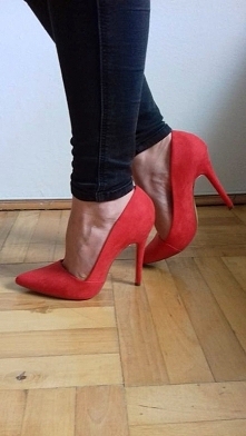 Hej! Sprzedam czerwone
klasyczne szpilki. Są nowe. Nietrafiony prezent