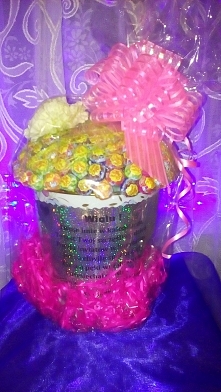 Imieninowy kosz z lizaków  :-) zapraszam na tablice po wiecej pomysłów na prezent :-)