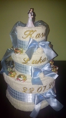 Tort z ręczników z dodatkiem słodyczy, idealne jako prezent na ślub :-) zapraszam na tablice po wiecej pomysłów na prezent :-)