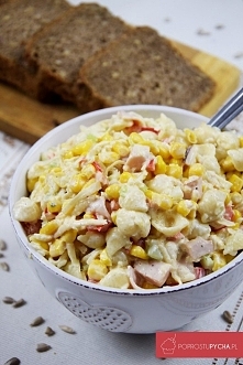 Sałatka makaronowa z szynką, selerem naciowym z sosem czosnkowym