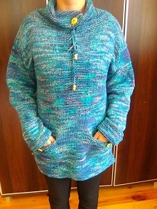 Witam serdecznie

Zapraszam wszystkie Panie które uwielbiają oryginalność, ciepło oraz wygodę do zakupu ręcznie dzierganego sweterka.

Piękny melanżowy wzór, przy szyi rozpinany...