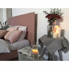 Berke.HOME
Kwiaty, świece, książka... i ciekawa tkanina.
Coś dla Niej i dla Niego.
Łóżko z daleka różowe... z bliska połączenie czerwonych i białych trójkątów?! Niemożliwe? A jednak 