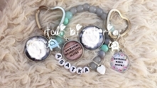 zestaw dla babci, dziadka i dla mamy, dwa breloczki ze zdjęciem dziecka i napisem, do tego bransoletka z imieniem by Tuli Bizuteria