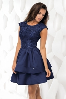 Drogie Panie. Kupiłam tę sukienkę na wesele. Ze względu że sukienka jest ciemna chcę ją rozjaśnic butami i torebka. Myślałam o czerwonych, fuksji lub złotych. Poproszę o radę.