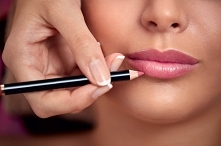 Jak dopasować konturówkę do ust?