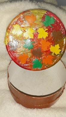 Jesieñ. pudełko po serku i krepa; ) zabawa z dzieckiem to najlepszy sposób spędzania czasu♡♡♡