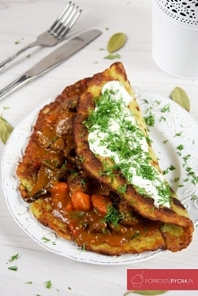 Placek po węgiersku z gulaszem wołowym