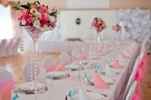 Oryginalne wykorzystanie szklanego wazonu w kształcie lejka