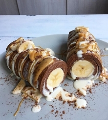 Składniki na naleśnika: – 2 całe jaja – 40g mąki gryczanej – 30g mleczka kokosowego – łyżeczka gorzkiego kakao – kilka kropli aromatu karmelowego – stevia/ erytrytol do dosłodze...