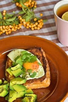 SMAŻONY TOST Z JAJEM I AWOKADO