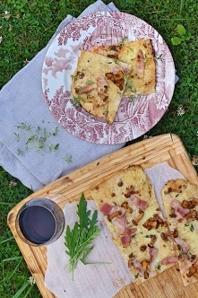 PIZZA Z BIAŁYM SOSEM, KURKAMI I BOCZKIEM