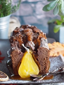 Ciasto korzenne z gruszkami i sosem karmelowym / Gingrebread cake with pears and caramel sauce