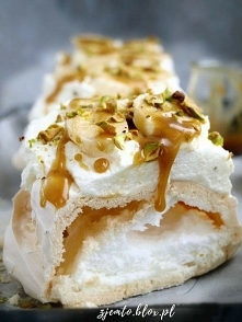 Mini Pavlove z bananami i solonym karmelem. Deser dla największych łasuchów, ale także wielbicieli odrobiny soli w słodkościach. Mini Pavlove z bitą śmietaną, bananami, solonym ...