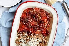 Rozgrzewający gulasz warzywny z czerwoną fasolą i kaszą gryczaną z parmezanem