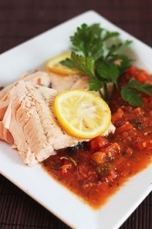 Lekki pstrąg z salsą pomidorową