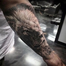 tatuaże zwierzęta lew na ręce