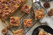 MIODOWNIK Z MASĄ BUDYNIOWĄ, KAJMAKIEM I ORZECHAMI W KARMELU