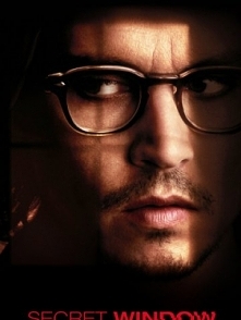 Sekretne okno / Secret Window (2004) Uznany pisarz przenosi się na prowincję, by w spokoju tworzyć kolejne książki. Wkrótce odwiedzi go tajemniczy mężczyzna, który oskarży Raine...
