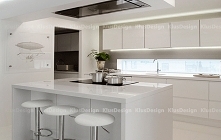 Biała kuchnia z oprawami LE...