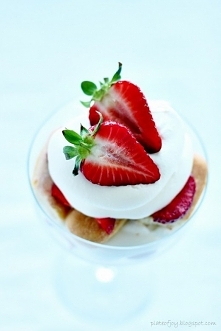 Pseudo tiramisu z truskawkami