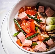 Sałatka z szynki, pomidorów i cebulki