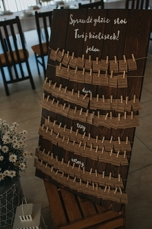 drewniana tablica rozmieszczenia gości