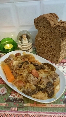 Bigos świąteczny.Smak zimy.4 kg .kapusty kiszonej,mała główka białej.2 kg mięsa oraz 2 kiełbaski do smażenia.Wołowinę z kością gotujemy w wodzie 1h (można żeberka itp.)Dajemy 1 ...