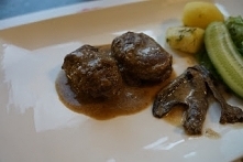 Policzki wieprzowe w intensywnym sosie grzybowym