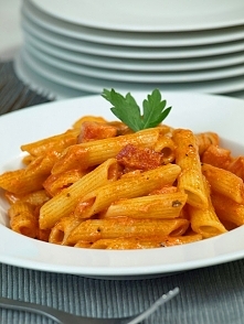 Błyskawiczny sos pomidorowy do makaronu z boczkiem i pastą paprykową